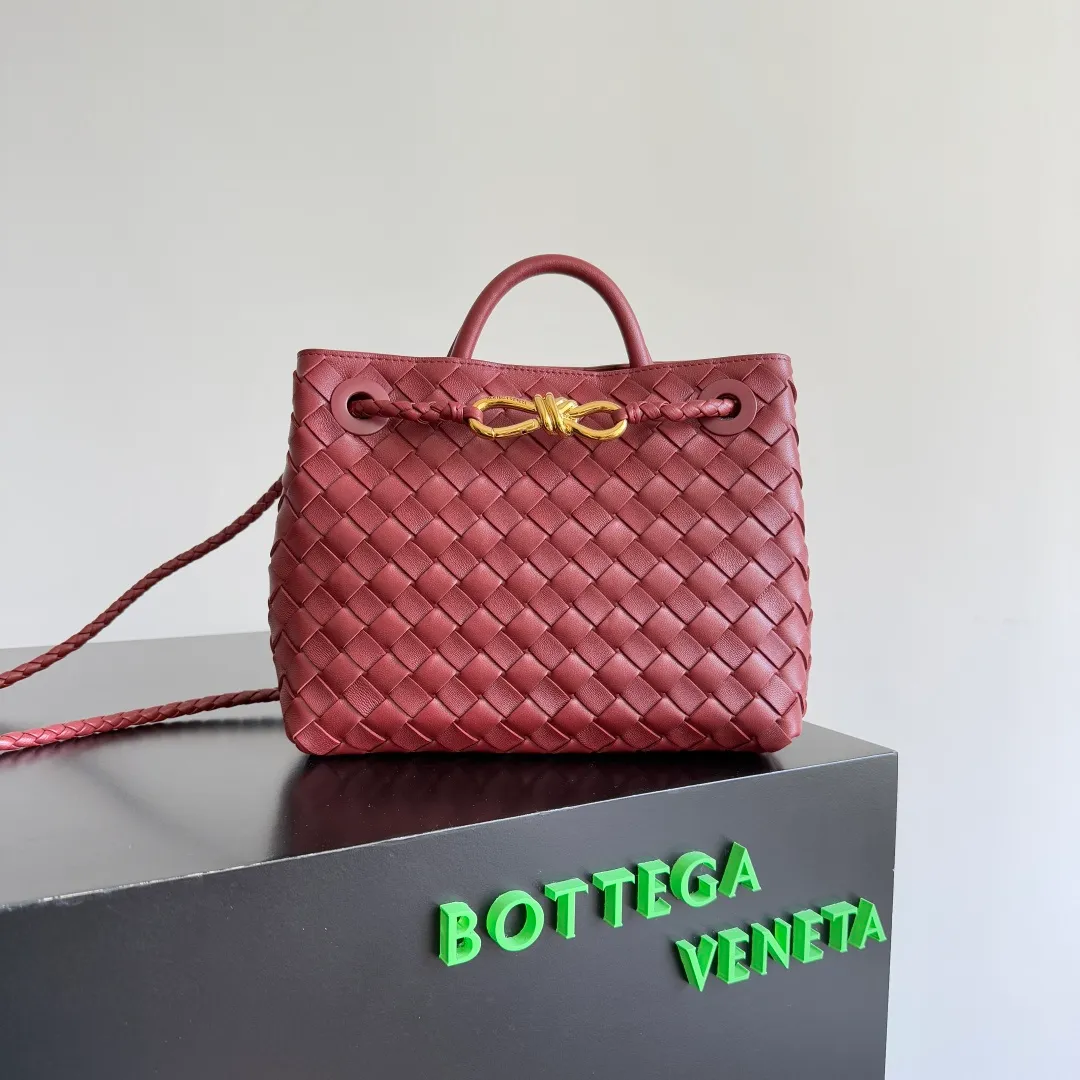 The 2023 new Andiamo batch of 1860 BV has been shipped‼ ️Really popular🔥The new Andiamo woven handbag launched by Bottega Veneta this season is really popular all over the world! ! Celebrities at home and abroad have worn it, and Oscar-winning actress Michelle Yeoh has taken it out on the street. Song Jia, Trai Yara, Yu Feihong, Sanji Ayaka, Rosie Hunting-Whiteley, Yoshioka Riho, etc. have all picked up this bag. It is classic and versatile, showing off its temperament, and the bag capacity is also large, which is very convenient for daily commuting! ! A variety of carrying methods, the shoulder straps can be adjusted by yourself, the original lambskin feels soft and delicate, and the unisex style breaks gender boundaries and brings a more practical and longer-lasting use experience. Andiamo, which has both elegant and casual styles, perfectly interprets the true appearance of "fashionable old money style". Style number: 743568 Size: 25*22*10.5cm